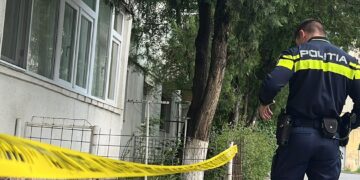 Alertă în cartierul Alexandru cel Bun! Un bărbat a amenințat că se aruncă de la etaj, salvat în ultima clipă de Politisti