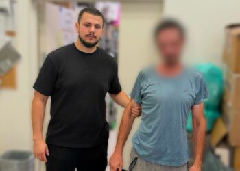 Hoț prins de un polițist aflat în timpul liber, la Bacău. Urmărire pe străzile orașului după un furt din magazin