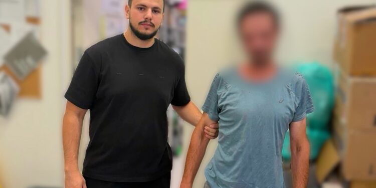 Hoț prins de un polițist aflat în timpul liber, la Bacău. Urmărire pe străzile orașului după un furt din magazin