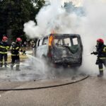 O autoutilitară a fost cuprinsă de flăcări în mers, pe o stradă din Botoșani. Șoferul a reușit să se salveze la timp