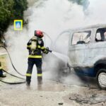 O autoutilitară a fost cuprinsă de flăcări în mers, pe o stradă din Botoșani. Șoferul a reușit să se salveze la timp