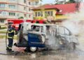O autoutilitară a fost cuprinsă de flăcări în mers, pe o stradă din Botoșani. Șoferul a reușit să se salveze la timp