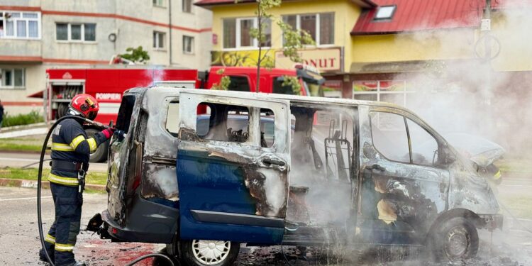 O autoutilitară a fost cuprinsă de flăcări în mers, pe o stradă din Botoșani. Șoferul a reușit să se salveze la timp