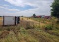 Neamț | Șofer în stare gravă după ce s-a răsturnat cu un autotren încărcat cu plase de sârmă