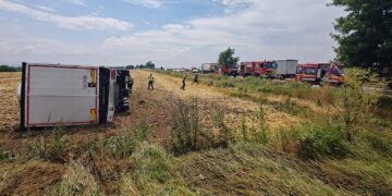 Neamț | Șofer în stare gravă după ce s-a răsturnat cu un autotren încărcat cu plase de sârmă