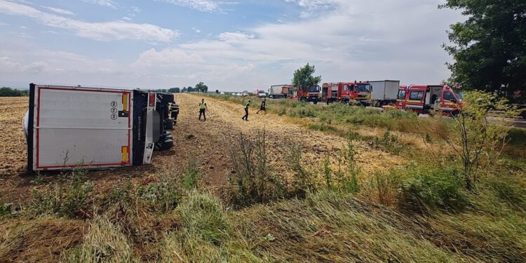 Neamț | Șofer în stare gravă după ce s-a răsturnat cu un autotren încărcat cu plase de sârmă