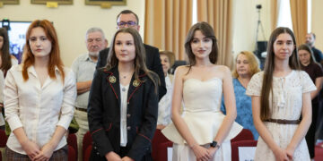 Ei sunt mândria Iașului: elevii de nota 10, recompensați în aplauzele unei săli întregi