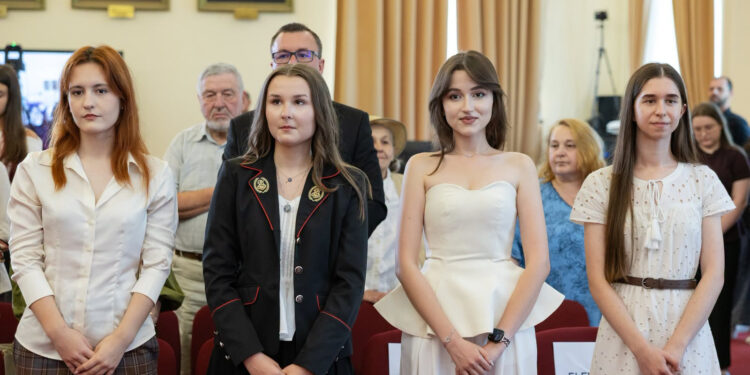 Ei sunt mândria Iașului: elevii de nota 10, recompensați în aplauzele unei săli întregi