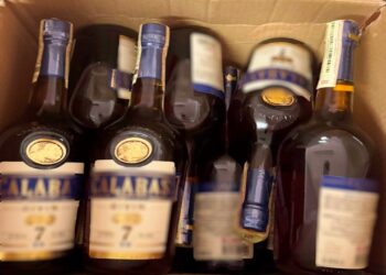 Captură la Vama Oancea. Peste 70 de sticle cu alcool de contrabandă, descoperite în remorcile unui microbuz și ale unui autocar