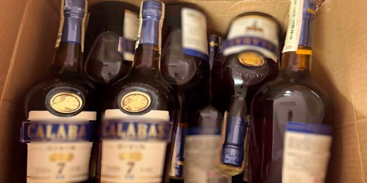 Captură la Vama Oancea. Peste 70 de sticle cu alcool de contrabandă, descoperite în remorcile unui microbuz și ale unui autocar