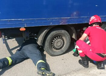 FOTO:Accident grav la Moșna. O femeie cu un copil în brațe a fost lovită și prinsă sub o autoutilitară. Elicopterul SMURD, solicitat de urgență