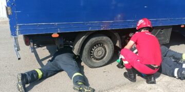 FOTO:Accident grav la Moșna. O femeie cu un copil în brațe a fost lovită și prinsă sub o autoutilitară. Elicopterul SMURD, solicitat de urgență