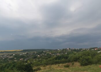 Cod Roșu de furtuni în Iași. ANM avertizează: vijelii puternice, grindină și ploi torențiale