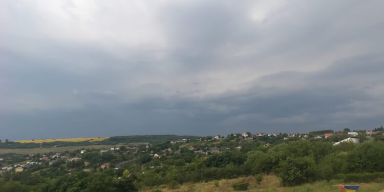 Cod Roșu de furtuni în Iași. ANM avertizează: vijelii puternice, grindină și ploi torențiale