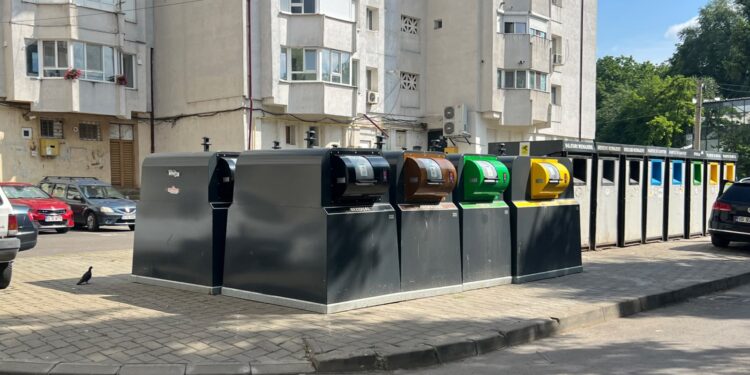 Insulele ecologice digitalizate din Iași rămân nefuncționale. Primăria acuză un blocaj la Ministerul Mediului