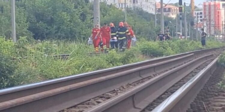 Tânără de 26 de ani, în stare gravă după ce a fost lovită de tren la Iași. Medicii iau în calcul o tentativă de suicid