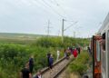 Exclusiv: Tragedie în județul Iași! Trenul de Timișoara a lovit un autoturism și l-a târât aproximativ 150 de metri. Două persoane ar fi murit