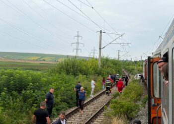 Exclusiv: Tragedie în județul Iași! Trenul de Timișoara a lovit un autoturism și l-a târât aproximativ 150 de metri. Două persoane ar fi murit