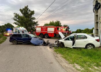 Accident între două autoturisme în Botoșani. Un bărbat de 48 de ani a ajuns la spital