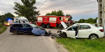 Accident între două autoturisme în Botoșani. Un bărbat de 48 de ani a ajuns la spital