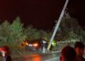 Un autoturism a rupt un stâlp pe Aleea Mihail Sadoveanu. Două persoane au scăpat ca prin minune