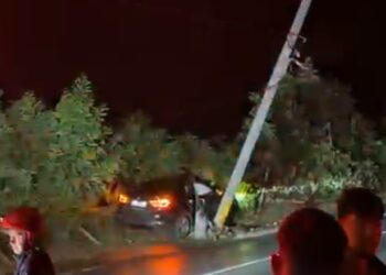 Un autoturism a rupt un stâlp pe Aleea Mihail Sadoveanu. Două persoane au scăpat ca prin minune