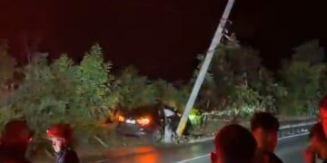 Un autoturism a rupt un stâlp pe Aleea Mihail Sadoveanu. Două persoane au scăpat ca prin minune