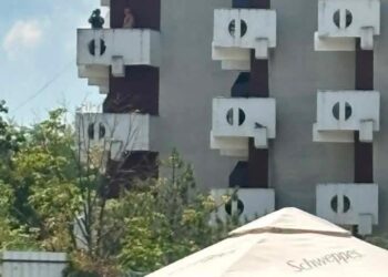 Doi pensionari, acuzați că au urmărit femeile de la plaja Nicolina cu un binoclu: „Noi ne uitam la biserici și la oraș”