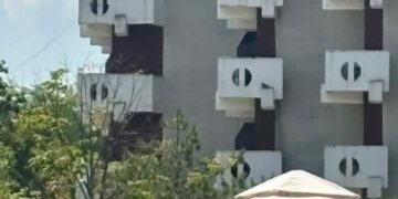 Doi pensionari, acuzați că au urmărit femeile de la plaja Nicolina cu un binoclu: „Noi ne uitam la biserici și la oraș”