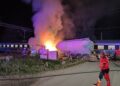Accident feroviar în Bacău! Un tren InterRegio cu aproximativ 200 de pasageri s-a ciocnit cu o autocisternă care a luat foc