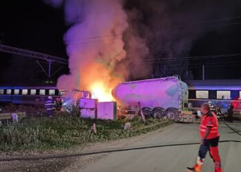Accident feroviar în Bacău! Un tren InterRegio cu aproximativ 200 de pasageri s-a ciocnit cu o autocisternă care a luat foc