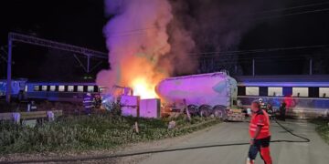 Accident feroviar în Bacău! Un tren InterRegio cu aproximativ 200 de pasageri s-a ciocnit cu o autocisternă care a luat foc