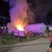 Accident feroviar în Bacău! Un tren InterRegio cu aproximativ 200 de pasageri s-a ciocnit cu o autocisternă care a luat foc