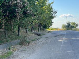 Pericol major pe DC 41, în zona Piciorul Lupului. Un drum surpat de ani de zile pune în pericol viața șoferilor: „Se va interveni doar după o tragedie”