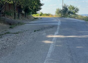 Pericol major pe DC 41, în zona Piciorul Lupului. Un drum surpat de ani de zile pune în pericol viața șoferilor: „Se va interveni doar după o tragedie”