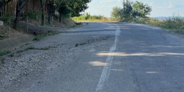 Pericol major pe DC 41, în zona Piciorul Lupului. Un drum surpat de ani de zile pune în pericol viața șoferilor: „Se va interveni doar după o tragedie”