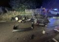 Foto: Un tânăr de 20 de ani a fost găsit semiconștient după ce s-a izbit cu mașina de un cap de pod