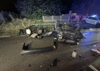 Foto: Un tânăr de 20 de ani a fost găsit semiconștient după ce s-a izbit cu mașina de un cap de pod
