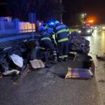 Foto: Un tânăr de 20 de ani a fost găsit semiconștient după ce s-a izbit cu mașina de un cap de pod