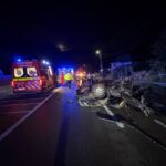 Foto: Un tânăr de 20 de ani a fost găsit semiconștient după ce s-a izbit cu mașina de un cap de pod