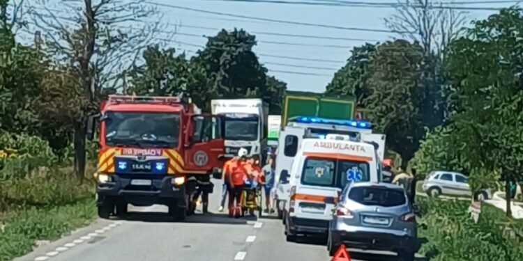 Accident pe DN 2, în județul Iași! Un autoturism și un autocamion s-au ciocnit, o persoană a ajuns la spital