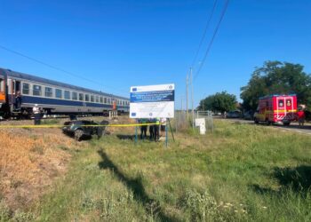 Timiș | Mașină spulberată de un tren InterRegio cu 87 calatori. Șoferiță, scoasă inconștientă dintre fiare