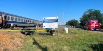 Timiș | Mașină spulberată de un tren InterRegio cu 87 calatori. Șoferiță, scoasă inconștientă dintre fiare