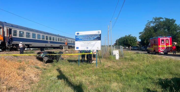 Timiș | Mașină spulberată de un tren InterRegio cu 87 calatori. Șoferiță, scoasă inconștientă dintre fiare