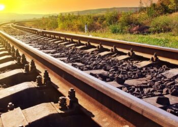 Canicula încetinește trenurile din Moldova. Restricții de viteză pe magistrala Iași–Pașcani, călătorii se pot confrunta cu întârzieri