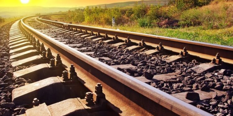 Canicula încetinește trenurile din Moldova. Restricții de viteză pe magistrala Iași–Pașcani, călătorii se pot confrunta cu întârzieri