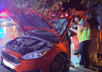 Accident rutier în Iași: un șofer a rămas încarcerat după ce mașina s-a izbit de un copac