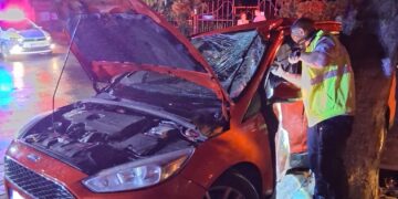 Accident rutier în Iași: un șofer a rămas încarcerat după ce mașina s-a izbit de un copac