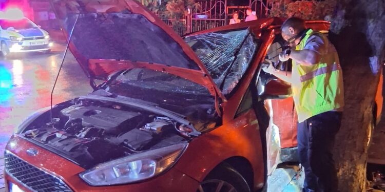 Accident rutier în Iași: un șofer a rămas încarcerat după ce mașina s-a izbit de un copac