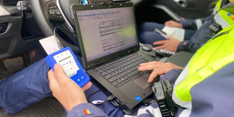 Condamnări cu executare în dosarul permiselor auto. Cinci polițiști au luat mită pentru promovarea examenului